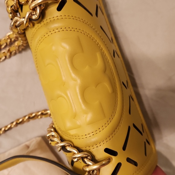 Tory Burch Fleming Perforated Diamond Shoulder Purse - Picture 4 of 11